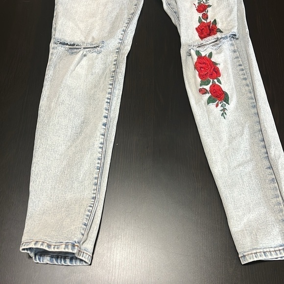 Forever 21 denim distressed rose embroidered skinny jeans - Picture 2 of 6